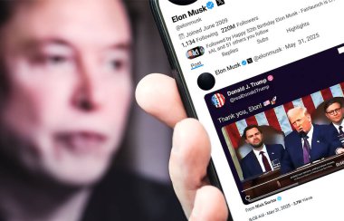 Bernkastel-Kues, Almanya - 31 Mayıs 2025: Elon Musk Twitter profili sayfası ve yeni bir akıllı telefon tweeti. Arka planda Elon Musk 'un odaksız bir portresi var..