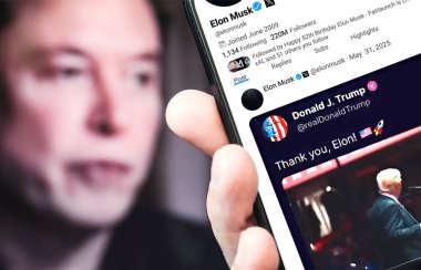Bernkastel-Kues, Almanya - 31 Mayıs 2025: Elon Musk Twitter profili sayfası ve yeni bir akıllı telefon tweeti. Arka planda Elon Musk 'un odaksız bir portresi var..