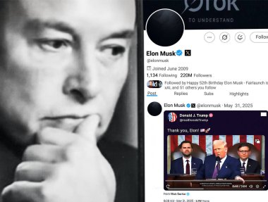 Bernkastel-Kues, Almanya - 31 Mayıs 2025: Elon Musk Twitter profili sayfası ve yeni bir akıllı telefon tweeti. Arka planda Elon Musk 'un odaksız bir portresi var..