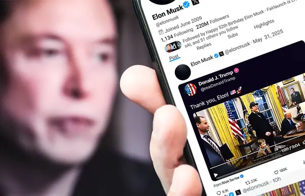 Bernkastel-Kues, Almanya - 31 Mayıs 2025: Elon Musk Twitter profili sayfası ve yeni bir akıllı telefon tweeti. Arka planda Elon Musk 'un odaksız bir portresi var..