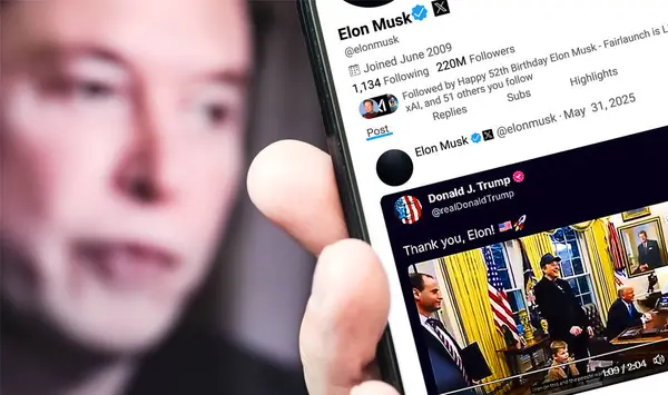 Bernkastel-Kues, Almanya - 31 Mayıs 2025: Elon Musk Twitter profili sayfası ve yeni bir akıllı telefon tweeti. Arka planda Elon Musk 'un odaksız bir portresi var..