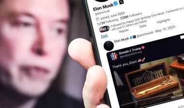 Bernkastel-Kues, Almanya - 31 Mayıs 2025: Elon Musk Twitter profili sayfası ve yeni bir akıllı telefon tweeti. Misk, Trump 'tan Beyaz Saray' ın sembolik anahtarını aldı.