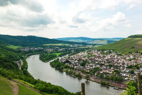 Bernkastel Kues . Bernkastel-Kues, Almanya 'nın Moselle şehrinde iyi bilinen bir şarapçılık merkezidir.
