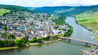 Bernkastel Kues . Bernkastel-Kues, Almanya 'nın Moselle şehrinde iyi bilinen bir şarapçılık merkezidir.
