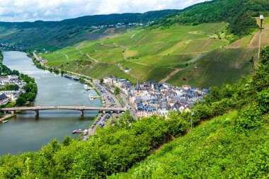 Bernkastel Kues . Bernkastel-Kues, Almanya 'nın Moselle şehrinde iyi bilinen bir şarapçılık merkezidir.