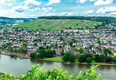 Bernkastel Kues . Bernkastel-Kues, Almanya 'nın Moselle şehrinde iyi bilinen bir şarapçılık merkezidir.