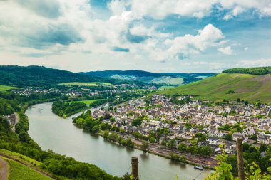 Bernkastel Kues . Bernkastel-Kues, Almanya 'nın Moselle şehrinde iyi bilinen bir şarapçılık merkezidir.