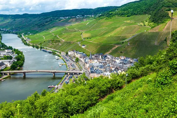 Bernkastel Kues . Bernkastel-Kues, Almanya 'nın Moselle şehrinde iyi bilinen bir şarapçılık merkezidir.