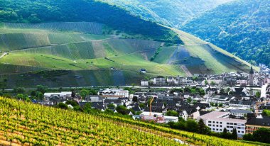 Almanya Bernkastel Kues hava panoramik görüşü. Almanya. Bernkastel-Kues ünlü bir şarap yetiştirme merkezidir..