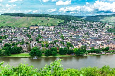 Bernkastel Kues . Bernkastel-Kues, Almanya 'nın Moselle şehrinde iyi bilinen bir şarapçılık merkezidir.