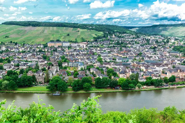 Bernkastel Kues . Bernkastel-Kues, Almanya 'nın Moselle şehrinde iyi bilinen bir şarapçılık merkezidir.