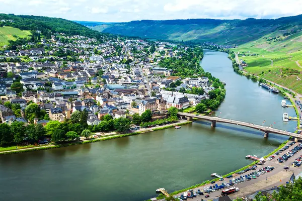 Bernkastel Kues . Bernkastel-Kues, Almanya 'nın Moselle şehrinde iyi bilinen bir şarapçılık merkezidir.