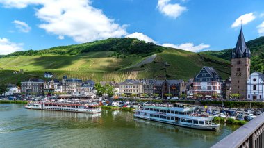 Bernkastel Kues . Bernkastel-Kues, Almanya 'nın Moselle şehrinde iyi bilinen bir şarapçılık merkezidir.