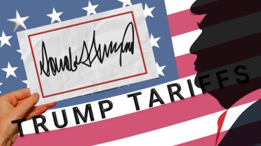 El, Trump imzalı bir tabela tutuyor. Trump 'ın imzası ve Amerikan bayrağının arka planında Trump Tarifeleri var..