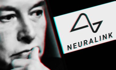 1 Ağustos 2025 Sorgenloch Alman. Bu resimde, akıllı telefon ekranında Nöroalink logosu, arka planda Elon Musk..