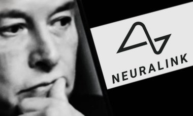 1 Ağustos 2025 Sorgenloch Alman. Bu resimde, akıllı telefon ekranında Nöroalink logosu, arka planda Elon Musk..