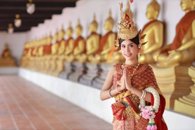 Tayland 'da Ayutthaya, Tayland tapınağında elinde yasemin çelengi tutarken genç moda ve güzel Asyalı kadın saygılarını sunuyorlar. Seyahat kavramı