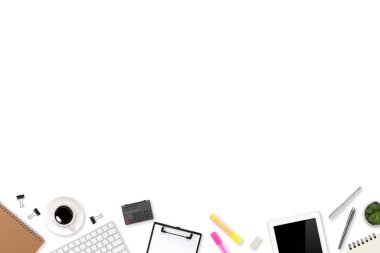 dizüstü bilgisayarı, ofis malzemeleri, kahve fincanı, tablet ve cep telefonlu düz masa.