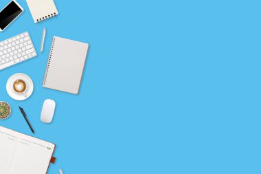 dizüstü bilgisayarı, ofis malzemeleri, kahve fincanı, tablet ve cep telefonlu düz çalışma masası