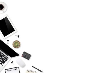 dizüstü bilgisayarı, ofis malzemeleri, kahve fincanı, tablet ve cep telefonlu düz masa.