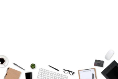 dizüstü bilgisayarı, ofis malzemeleri, kahve fincanı, tablet ve cep telefonlu düz masa.