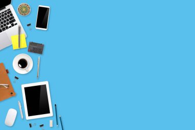 dizüstü bilgisayarı, ofis malzemeleri, kahve fincanı, tablet ve cep telefonlu düz çalışma masası