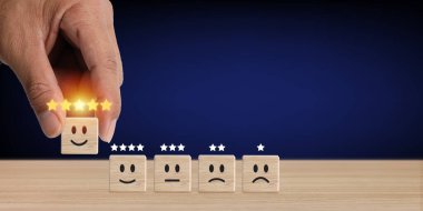 Müşteri memnuniyeti anketi konsepti, iş adamı el ele tutuşması tahta küp bloğu gülen yüz ikonu beş yıldızlı hizmet değerlendirmesi, değerlendirme veya değerlendirme konsepti için mükemmel derecelendirme