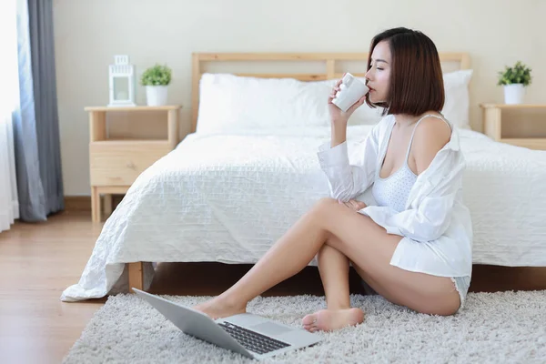 Mujer Asiática Feliz Informal Sentado Suelo Celebración Taza Café Para —  Fotos de Stock