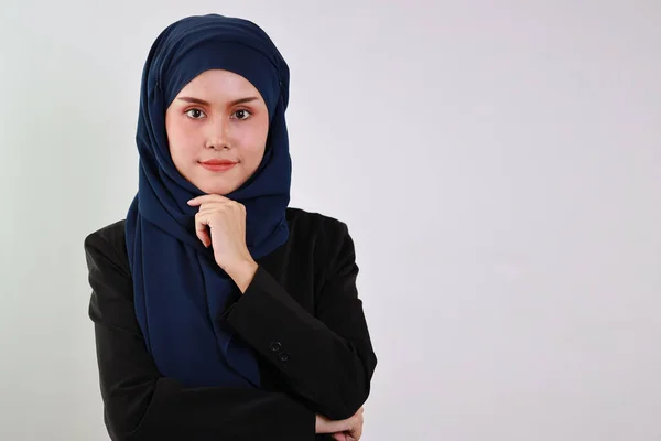Kluge Asiatische Geschäftsfrau Muslimischem Kleid Steht Und Hält Ihr Kinn — Stockfoto