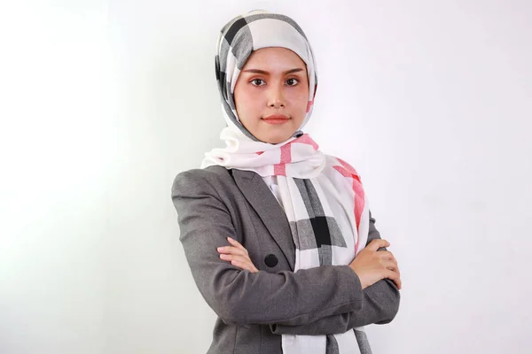 Glückliche Und Smarte Asiatische Geschäftsfrau Muslimischem Kleid Stehend Und Mit — Stockfoto