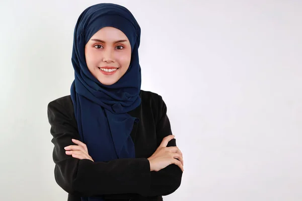 Glückliche Und Smarte Asiatische Geschäftsfrau Muslimischem Kleid Stehend Und Mit — Stockfoto