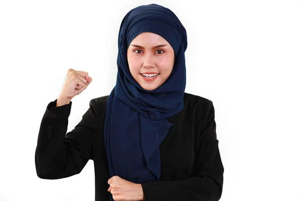 모슬렘 드레스를 스튜디오에서 자신감을 가지고 카메라를 아시아인 사업가가 행복해 히잡에 — 스톡 사진