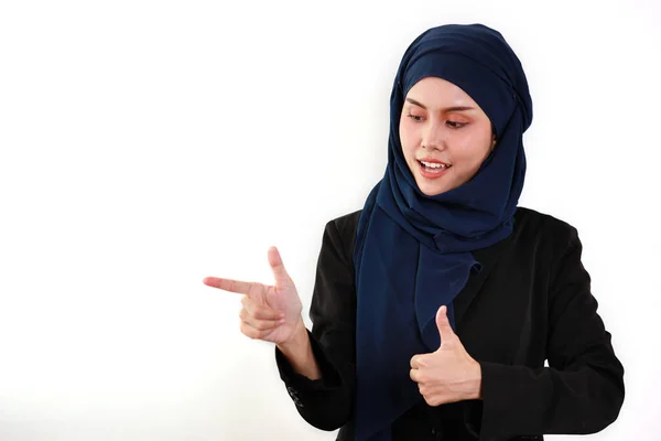Feliz Inteligente Asiático Mulher Negócios Vestido Muçulmano Apontando Algo Com — Fotografia de Stock
