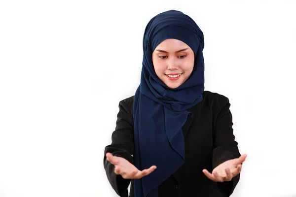 イスラム教徒の古典的なスーツショーで魅力的なプロの女性は何かを保護します 白地に立つ実業家 財産保険及び担保の考え方 — ストック写真