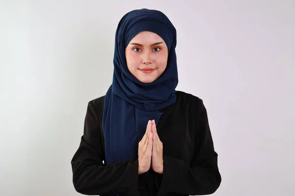 身穿穆斯林服装的快乐而美丽的亚洲女商人站在演播室里 双手平静地祈祷着 独立的白色背景肖像画 漂亮的脸蛋 头戴头巾 广告肖像概念 — 图库照片