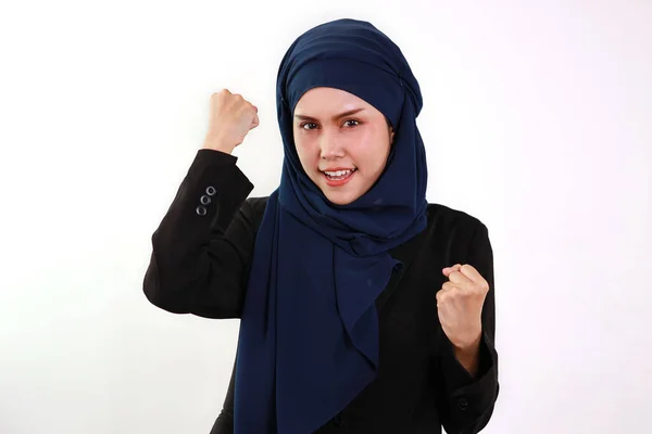 Glückliche Smarte Asiatische Geschäftsfrau Muslimischen Kleid Stehend Die Hände Erhoben — Stockfoto
