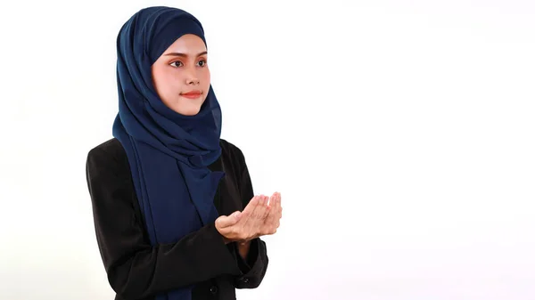 身穿穆斯林服装的快乐而美丽的亚洲女商人站在演播室里 双手平静地祈祷着 独立的白色背景肖像画 漂亮的脸蛋 头戴头巾 广告肖像概念 — 图库照片