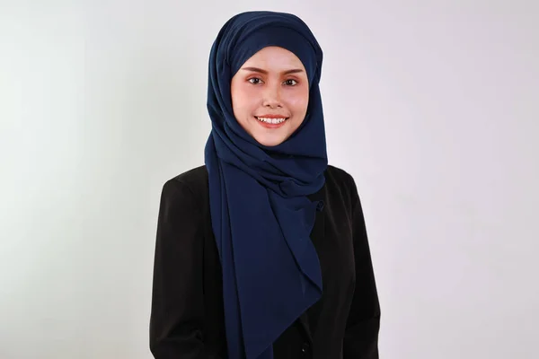 스튜디오에서 자신감을 가지고 웃으며 카메라를 보면서 사업가가 행복해 히잡에 아름다운 — 스톡 사진