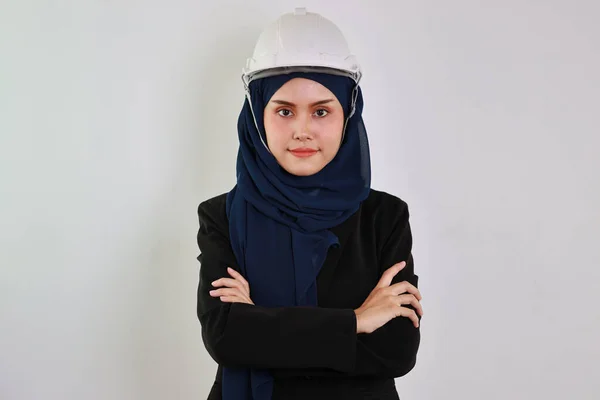 スタジオで自信を持って立ち上がり 腕を組んでいる幸せとスマートムスリムアジアのエンジニア 美しい顔の女性とヒジャーブのハード帽子と隔離された白い背景画像 広告ポートレートのコンセプト — ストック写真