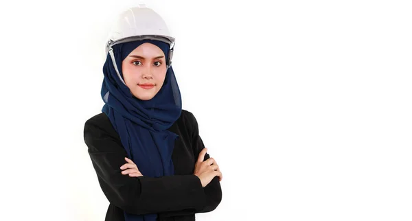 快乐而聪明的穆斯林工程师站在那里 双臂交叉 对工作室充满信心 独立的白色背景图像与美丽的脸 女性和硬帽子在头巾 广告肖像概念 — 图库照片