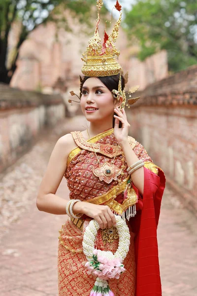 Moda Joven Hermosa Mujer Asiática Con Traje Tradicional Rojo Tailandés —  Fotos de Stock