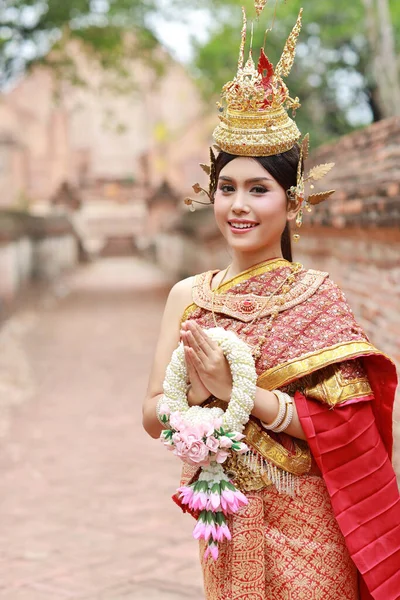 在泰国阿尤塔亚的古佛寺 身穿红色泰国传统服装的年轻时尚女子和美丽的亚洲女子举着茉莉花环时 要尊重她们的象征 旅行概念 — 图库照片
