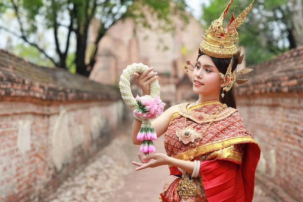Νεαρή Μόδα Και Όμορφη Ασιάτισσα Γυναίκα Φορώντας Ταϊλανδέζικη Κόκκινη Παραδοσιακή — Φωτογραφία Αρχείου