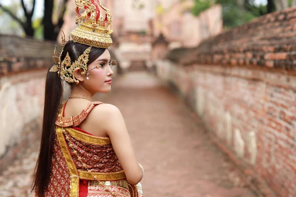 Widok Tyłu Moda Piękna Azjatycka Kobieta Nosząca Tajski Czerwony Tradycyjny — Zdjęcie stockowe