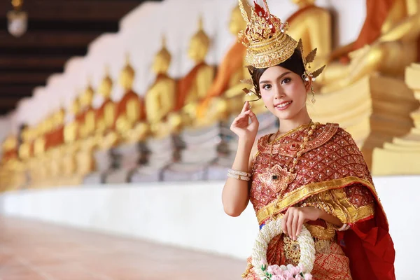 Happ Glimlachende Jonge Mode Mooie Aziatische Vrouw Thaise Rode Traditionele — Stockfoto