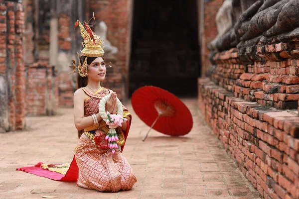 Młoda Moda Piękna Azjatycka Kobieta Czerwonym Tajski Tradycyjny Kostium Zapłacić — Zdjęcie stockowe