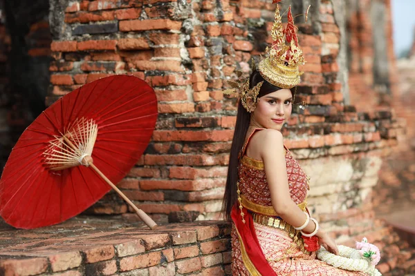 Молода Мода Красива Азійка Одягнена Тайський Червоний Традиційний Костюм Тримає — стокове фото