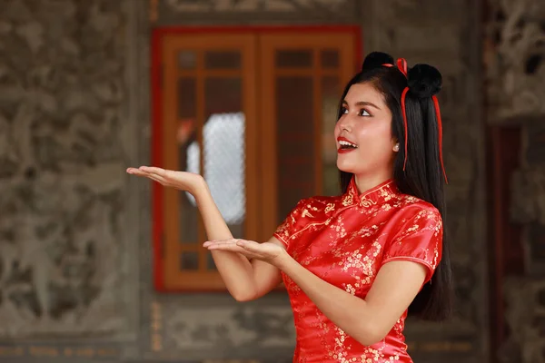 Mulher Asiática Bonita Com Vestido Vermelho Tradicional Cheongsam Qipao Gesto — Fotografia de Stock