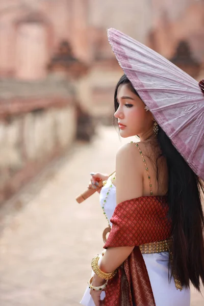 Молодая Мода Красивая Азиатская Женщина Тайском Белом Традиционном Костюме Красным — стоковое фото