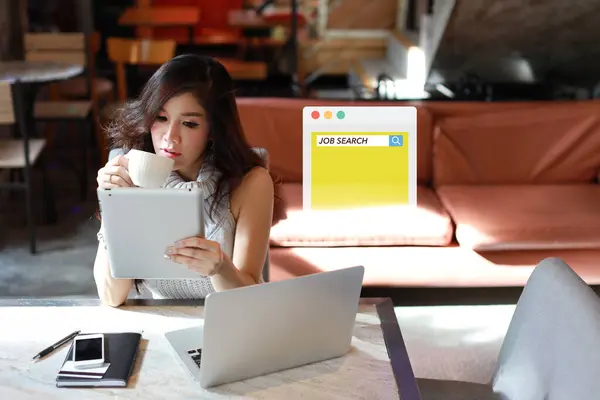 Attraktiv Skønhed Asiatiske Kvindelige Drikke Kaffe Mens Bruger Tablet Søgning - Stock-foto
